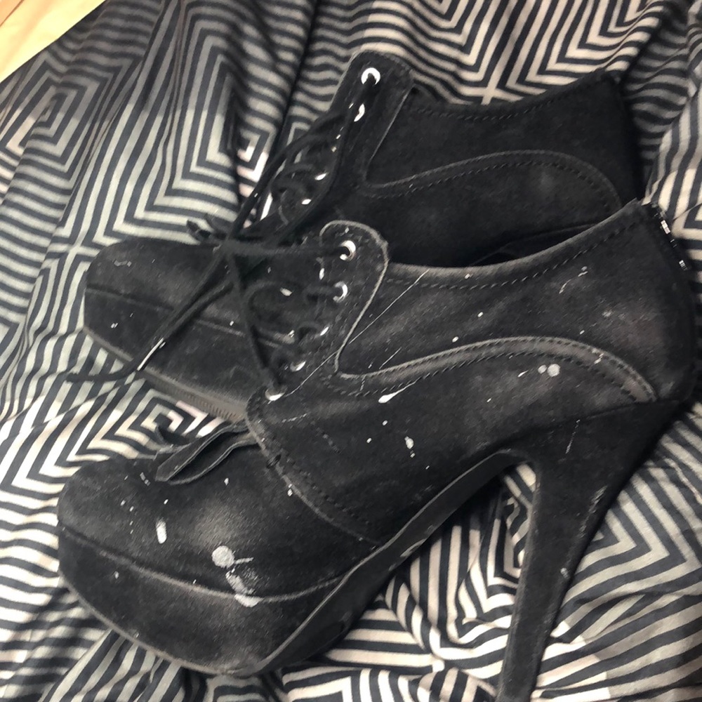 BLACK HEELS WITH LACES